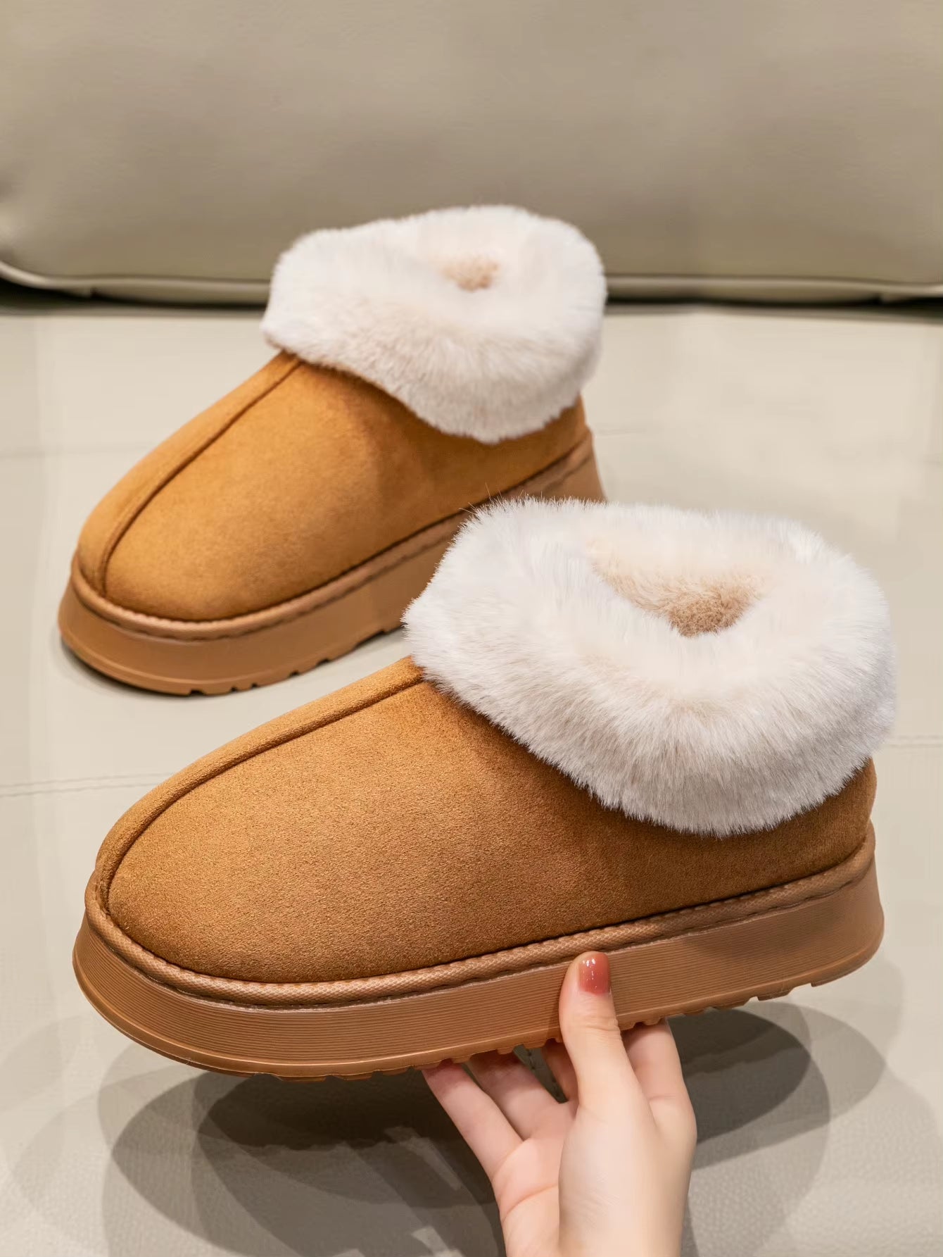 2024 High Quality of Women'S Fashion Snow Boots Fluffy Plush Faux Fur Soft Slippers Winter Indoor Comfortable Home Men'S Shoes